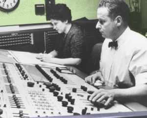 planification stratégique Un homme et une femme des années 50 en noir et blanc aux contrôles d'uns console analogique