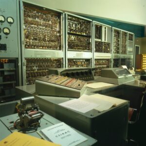 developpement-programmation-01 hub numerique Image CSIRAC des années 60 en couleurs vintage avec des murs de patch et consoles analogique