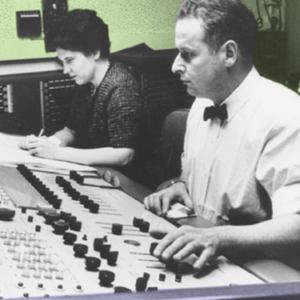 Photo noir et blanc vintage. Un homme au noeud papillon et une femme prend des notes à la main devant une console analogique @Fin at bayside